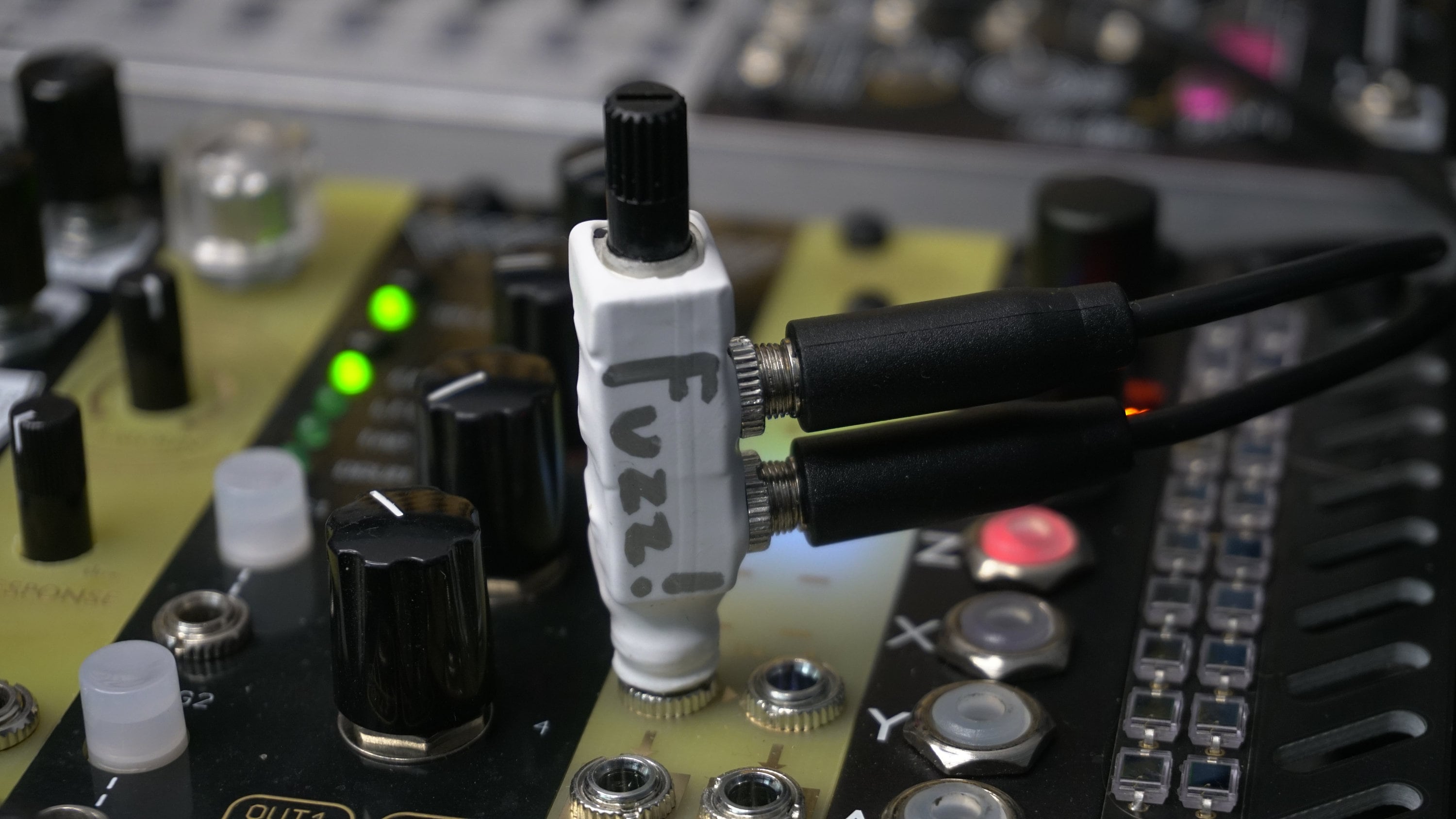 Ritual Electronics Guillotine モジュラーシンセ Guillotine 1U - Stereo Distortion - YouTube