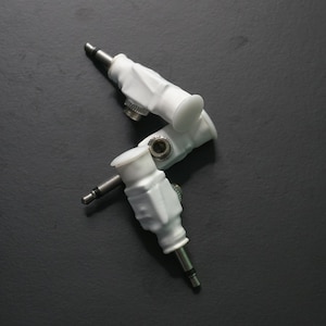 Pode incluir: Tr&ecirc;s adaptadores de &aacute;udio brancos com pontas de metal prateadas. Os conectores est&atilde;o dispostos em forma triangular.