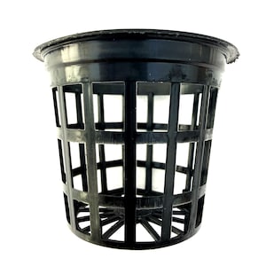 Peut inclure: Un pot en filet en plastique noir avec un large bord et une structure en forme de grille. Le pot est conçu avec de nombreuses ouvertures carrées pour un drainage et une aération optimaux. Le pot est utilisé pour l'hydroponie et le jardinage.