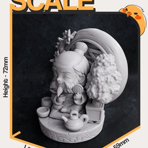 以下が含まれることがあります： 小さな台座にティーポットと木のあるキャラクターのグレーの3Dプリントフィギュア。フィギュアは長さ7.55cm、幅5.9cm、高さ7.2cmです。