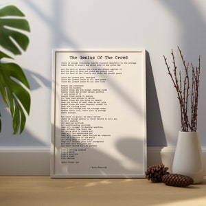 Puede incluir: Un póster imprimible en blanco y negro con una cita sobre el genio de la multitud de Charles Bukowski. La cita dice: "Ya hay suficiente traición, odio y violencia en el ser humano promedio para abastecer a cualquier ejército en un día determinado..."