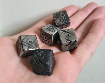Dados de metal hechos a mano, con marcas de batalla, de 16 mm, de acero macizo, ideales como regalo para padres o esposos. Diseño steampunk, ideal para juegos de azar, en cobre, oro y latón.