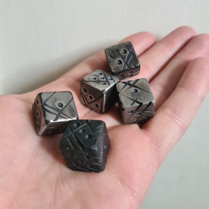 Dados de metal hechos a mano, de acero macizo de 16 mm con cicatrices de batalla, dados de herrero, juego steampunk, cobre, oro, latón, regalo para padres, regalo para esposos.