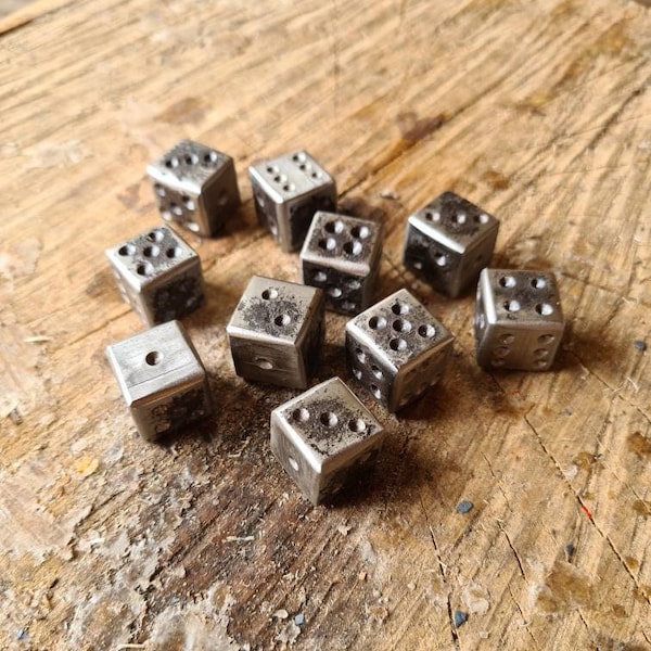 Handgemaakte metalen dobbelstenen 16 mm massief stalen smid dobbelstenen, steampunk gokken koper goud messing vader cadeau echtgenoot cadeau