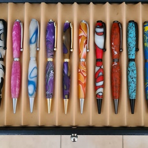 Luxe hars acryl slimline pen. Hamdgemaakt. Ideaal cadeau en optionele houten etui met personalisatie.