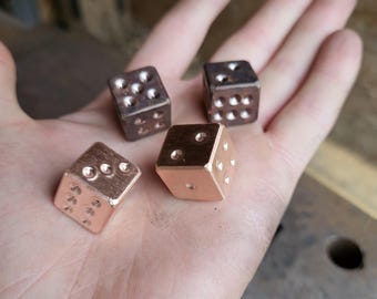 Handgemaakte metalen dobbelstenen 15 mm massief koperen smid dobbelstenen steampunk gokken staal messing vaders cadeau echtgenoot
