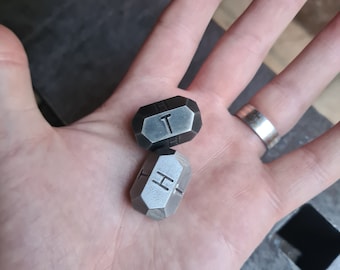 Dados de lanzamiento de moneda. Cabezas de acero forjadas a mano colas píldora dados 25mm Acero sólido Herrero Dados steampunk juego dados de metal padres regalo marido