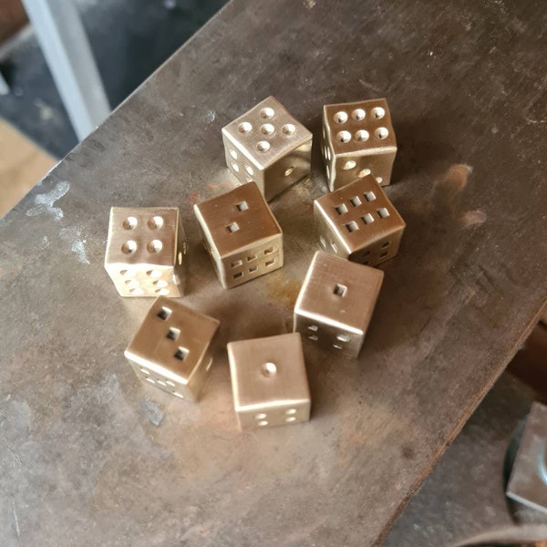 Handgemaakte metalen dobbelstenen 16 mm massief messing smid dobbelstenen steampunk gokstaal koper goud vaders cadeau echtgenoot