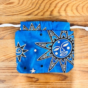 Bolsa Little Sun - Bolsa artesanal com cordão - Folga azul e dourada - Bolsa de cordão para pedras pequenas