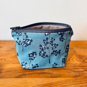 Mini bolsa com zíper - Bolsa de troca feita à mão - Pequena bolsa de cosméticos - Tecidos de algodão Kona - Bolsa azul e prata