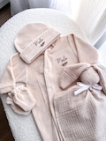 Personalized baby pyjamas in beige, old rose, sage green velvet / Personalized bonnet / Personalized / (newborn outfit with name) product logo