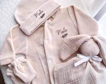 Gepersonaliseerde babypyjama in beige, oudroze, saliegroen fluweel / Gepersonaliseerde muts / Gepersonaliseerd / (pasgeboren outfit met naam)