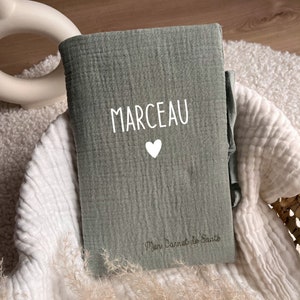 Protège carnet de santé personnalisé en gaze de coton (vert sauge, terracotta, camel, beige, rose, bleu, écru)