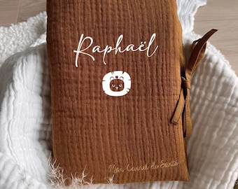 Protège carnet de santé personnalisé en gaze de coton (vert sauge, terracotta, camel, beige, rose, bleu, écru)