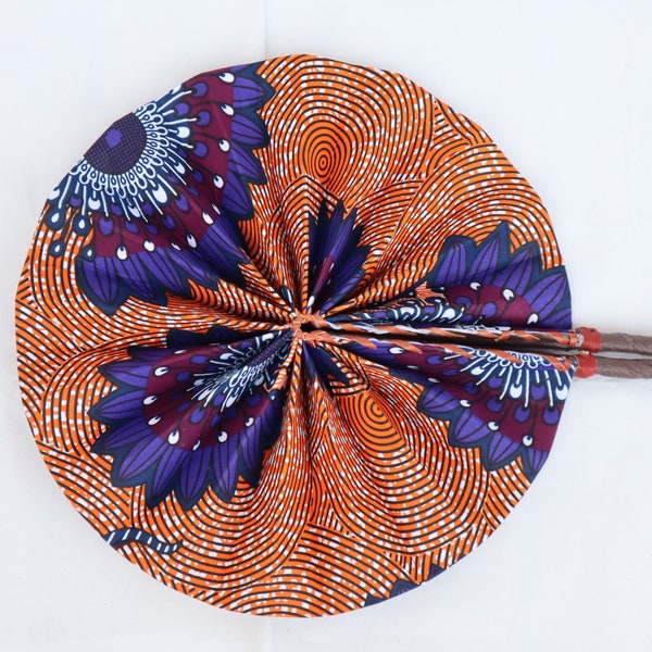 Original, handgefertigter faltbarer Handfächer aus Ghana/Westafrika aus afrikanischem Wachsdruckstoff, Kente, Leder und Holz hergestellt