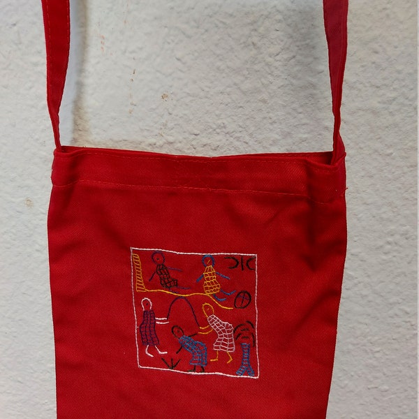 Crossbodytasche, 17 cm x 18 cm, rot, handbestickt und handgenäht