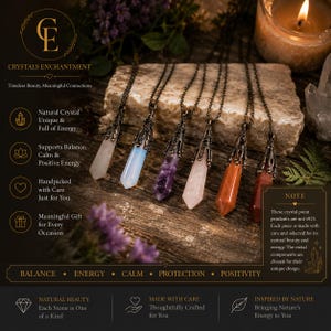 Peut inclure: Six pendentifs en cristal en forme de pointe suspendus à des chaînes en métal sombre. Chaque pendentif présente une pierre facettée de différentes couleurs, dont transparent, blanc, violet, rose, orange et rouge, avec un capuchon orné.