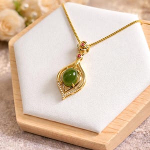 Collier avec pendentif en jade vert olive : rubis, plaqué or