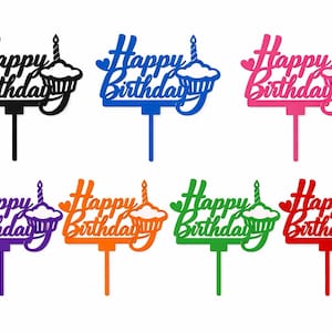 Op de afbeelding: Een verzameling kleurrijke taarttoppers met de tekst "Happy Birthday" in een sierlijk lettertype, elk met een cupcake- en kaarsontwerp. Verkrijgbaar in zwart, blauw, roze, paars, oranje, groen en rood.