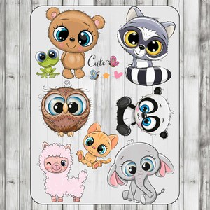 Op de afbeelding: Illustraties van cartoon dieren, waaronder een beer, wasbeer, panda, uil, kat, lama, kikker en olifant. Het woord "Cute" is cursief geschreven met een vlinder, ster en hart.