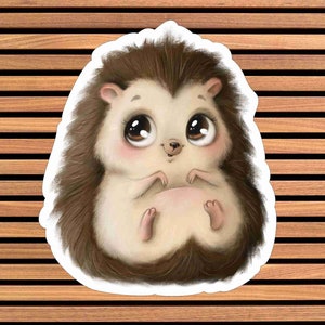 Op de afbeelding: Een cartoonillustratie van een bruin en wit egeltje met grote ogen. Het egeltje zit op zijn achterpoten met zijn voorpootjes ingetrokken.