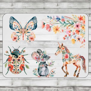 Op de afbeelding: Een witte rechthoekige decoratieve mat met aquarel illustraties van een vlinder, kever, muis en eenhoorn, elk versierd met bloemmotieven. De achtergrond heeft een houtnerftextuur.