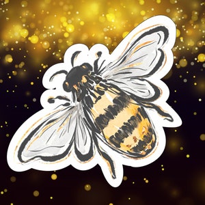 Może przedstawiać: Aquarela przedstawiająca pszczołę z czarno-żółtymi paskami i przezroczystymi skrzydłami. Pszczoła znajduje się na tle złotego brokatu.