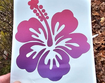 Może przedstawiać: Naklejka z ombre'ową hibiskusową kwiatem w kolorze różowym i fioletowym. Naklejka znajduje się na białym tle.