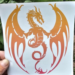 Könnte beinhalten: Eine rote und orangefarbene Drachen-Silhouette mit ausgebreiteten Flügeln. Der Drache blickt nach rechts und hat einen langen Schwanz.