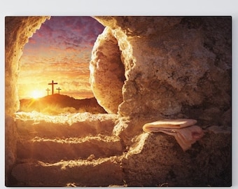 Könnte beinhalten: Ein Gemälde, das das leere Grab Jesu Christi darstellt. Der Stein ist weg gerollt, wodurch ein helles Licht und ein Blick auf drei Kreuze in der Ferne sichtbar werden. Ein weißes Tuch liegt auf dem Boden in der Nähe des Eingangs zum Grab.