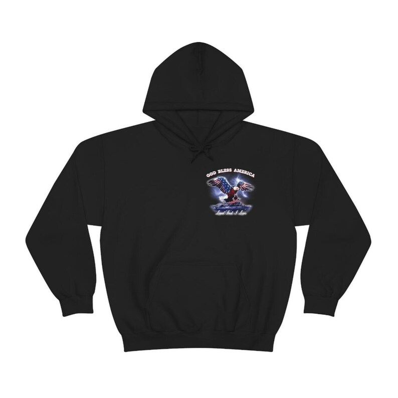 Puede incluir: Sudadera con capucha negra con un gr&aacute;fico de un &aacute;guila calva americana con las alas extendidas, sosteniendo una bandera estadounidense. El texto "God Bless America" y "Land That I Love" est&aacute; impreso debajo del &aacute;guila.