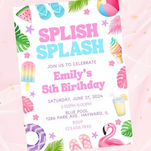 Könnte beinhalten: Eine farbenfrohe Einladung zu Emilys 5. Geburtstag. Das Design zeigt die Worte "SPLISH SPLASH" in Pink und Blau, zusammen mit Illustrationen einer Wassermelone, eines Eis und eines Flamingos. Das Datum ist Samstag, der 21. Juni 2024.