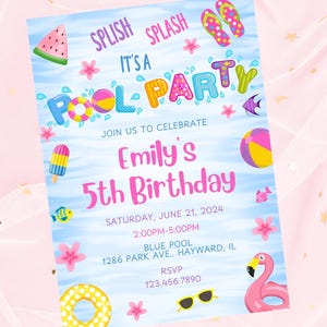 Könnte beinhalten: Eine blaue und rosafarbene Poolparty-Einladung mit dem Text "Splish Splash It's a Pool Party" und "Emily's 5th Birthday". Die Einladung enthält eine Wassermelone, ein Eis am Stiel, einen Strandball, einen Flamingo-Schwimmring und einen Rettungsring. Der Text enthält auch das Datum, die Uhrzeit und den Ort der Party.