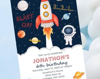 Può includere: Un invito di compleanno a tema spaziale blu e bianco con un razzo, pianeti e un astronauta. Il testo recita "Unisciti a noi per festeggiare il 6° compleanno di Jonathon, sabato 12 aprile 2025 alle 13:00, a casa di Jonathon, 12345 Main St., Oakdale, NM 12345, RSVP: 123.456.7890".