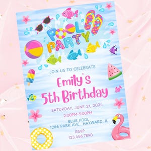 Könnte beinhalten: Eine farbenfrohe Poolparty-Einladung mit dem Text "Pool Party" und "Emily's 5th Birthday". Das Design umfasst Illustrationen von Sonnenbrillen, Fischen, einem Strandball und einem Flamingo. Die Einladung ist vor einem hellblauen Hintergrund.