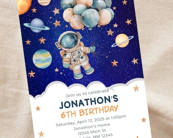 Può includere: Un invito di compleanno a tema spaziale con un astronauta che tiene in mano dei palloncini contro un cielo notturno stellato. L'invito include il testo "Join us to celebrate JONATHON'S 6TH BIRTHDAY" con i dettagli dell'evento e le informazioni RSVP.