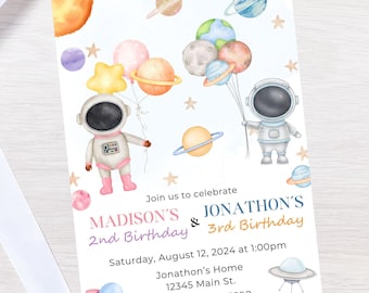 Może przedstawiać: Zaproszenie na urodziny w kosmicznym stylu z dwoma astronautów trzymających balony w kształcie planet. Zaproszenie jest na 2. urodziny Madison i 3. urodziny Jonathana. Tekst brzmi: "Dołącz do nas, aby świętować 2. urodziny Madison i 3. urodziny Jonathana. Sobota, 12 sierpnia 2024 o 13:00. W domu Jonathana 12345 Main St. RSVP: 123.456.7890"