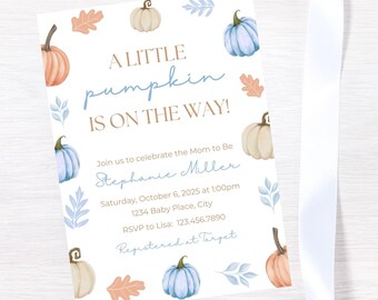 Può includere: Un invito a un baby shower con un design ad acquerello che presenta zucche in tonalità di arancione, bianco e blu. Il testo recita "A little pumpkin is on the way!" e include il nome "Stephanie Miller", la data "Saturday, October 6, 2025 at 1:00pm", l'indirizzo "1234 Baby Place, City", le informazioni RSVP "RSVP to Lisa: 123.456.7890" e le informazioni sul registro "Registered at Target".