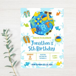 Könnte beinhalten: Eine blaue und gelbe Poolparty-Einladung mit dem Text "Pool Party" in einem Kreis. Die Einladung ist für Jonathans 5. Geburtstag und enthält Datum, Uhrzeit und Ort der Party. RSVP an Mama: 123.456.7890.