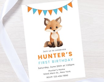 Op de afbeelding: Een witte uitnodigingskaart met een aquarel illustratie van een vos. De kaart bevat de tekst "Hunter's First Birthday" met evenementdetails. Oranje en blauwe vlaggetjes versieren de bovenkant en een wit lint is over de onderkant gedrapeerd.