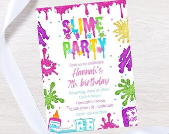 Può includere: Un invito colorato per una festa a tema slime. L'invito presenta uno sfondo bianco con schizzi di slime colorati e il testo "Slime Party" in lettere arcobaleno. L'invito include anche il testo "Unisciti a noi per celebrare il 7° compleanno di Hannah" e dettagli sulla festa, tra cui la data, l'ora, il luogo e le informazioni RSVP.