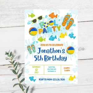 Könnte beinhalten: Eine weiße Einladung zu einer Poolparty mit dem Text "Pool Party" und "Jonathons 5. Geburtstag". Die Einladung enthält Bilder von Fischen, Sonnenbrillen, Strandbällen und Flip-Flops. Datum, Uhrzeit und Ort sind ebenfalls angegeben.