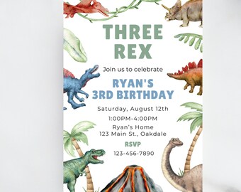 Puede incluir: Una invitación de cumpleaños con temática de dinosaurios. La invitación es blanca con hojas verdes y dinosaurios en tonos azules, rojos, marrones y verdes. El texto dice "Three Rex" y "Ryan's 3rd Birthday".