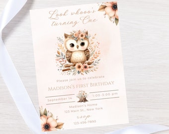 Könnte beinhalten: Eine rosafarbene und braune Einladung zum ersten Geburtstag mit einer niedlichen Cartoon-Eule, die eine Blumenkrone trägt. Die Einladung lautet "Look whooo's turning one" und enthält den Text "Please join us to celebrate Madison's First Birthday" mit Datum, Uhrzeit und Ort.