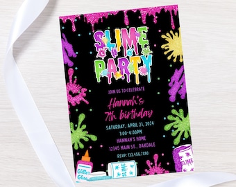 Può includere: Un biglietto d'invito nero con grafica colorata a tema slime. Il testo "SLIME PARTY" è ben visibile, insieme ai dettagli del 7° compleanno di Hannah, tra cui data, ora e luogo. Sono mostrati anche colla glitterata e contenitori di slime.