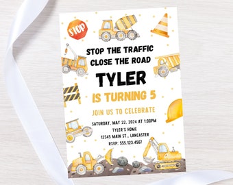 Könnte beinhalten: Geburtstagseinladung zum Thema Bau mit gelben und schwarzen Baufahrzeugen, einem Stoppschild und einem Baukegel. Der Text lautet "Stop the traffic close the road Tyler is turning 5. Join us to celebrate Saturday, May 22, 2024 at 1:00pm Tyler's Home 12345 Main St., Lancaster RSVP: 555.123.4567"