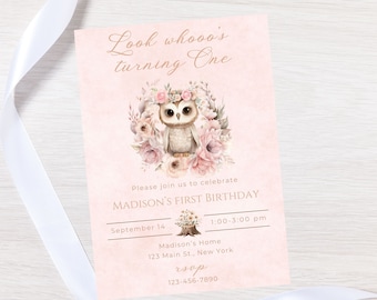 Könnte beinhalten: Rosa-farbene Geburtstagseinladung mit einer Eule und einem Blumenkranz, der Text lautet "Look whooo's turning One", "Madison's First Birthday", 14. September, 13:00-15:00 Uhr, Madison's Home, 123 Main St., New York, rsvp, 123-456-7890