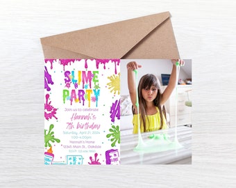 Può includere: Un invito colorato per una festa a tema slime. L'invito presenta uno sfondo bianco con schizzi di slime colorati e le parole "Slime Party" in lettere arcobaleno. L'invito include anche il testo "Unisciti a noi per celebrare il 7° compleanno di Hannah" e dettagli sulla festa, tra cui la data, l'ora, il luogo e le informazioni RSVP.