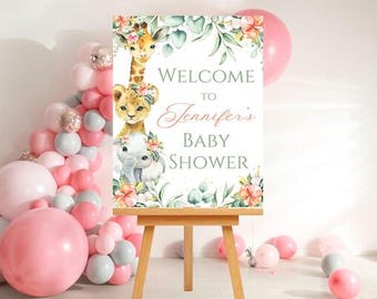 Puede incluir: Un cartel de bienvenida para un baby shower con temática de la selva. El cartel presenta una jirafa, un león y un elefante con detalles florales. El texto en el cartel dice "Bienvenido a la fiesta de bienvenida al bebé de Jennifer".