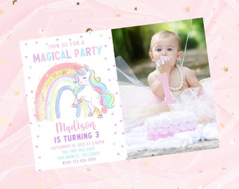 Könnte beinhalten: Eine Geburtstagseinladung mit einem Einhorn- und Regenbogen-Design und einem Foto eines Babys mit Kuchen. Auf der Einladung steht "Mach mit bei einer magischen Party" und "Madison wird 3".